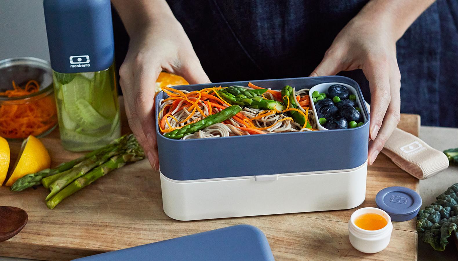 BakeShop.pl - sklep z markowymi produktami do pieczenia, gotowania,  akcesoriami do herbaty i kawy, eko akcesoriami do sprzątania. W ofercie: blachy, formy do pieczenia, patelnie żeliwne i ceramiczne, emaliowane garnki żeliwne, tarki, kuchenne pojemniki. Wszystko byś mógł stworzyć idealne dania, i wypieki, a następnie móc zabrać w pojemnikach i lunchboxach  na wynos. W ofercie znajdują się także posypki, masy cukrowe do tortów.